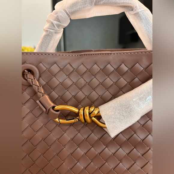 Woven bag with gold brass hardware - Picture 3 of 7